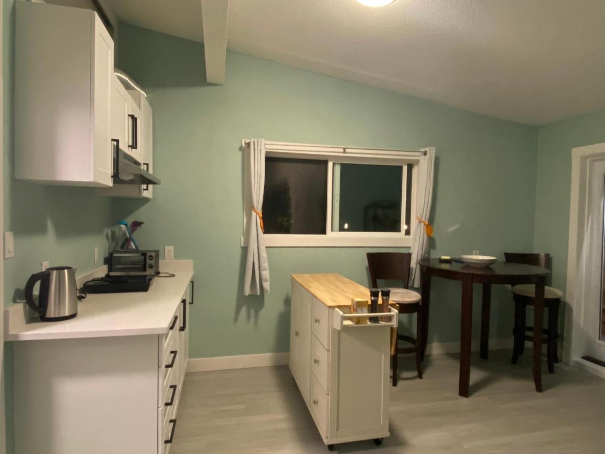 Hudson Homes Bnb Saanich Екстериор снимка