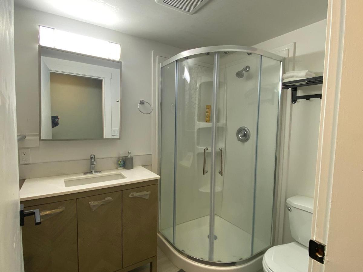Hudson Homes Bnb Saanich Екстериор снимка