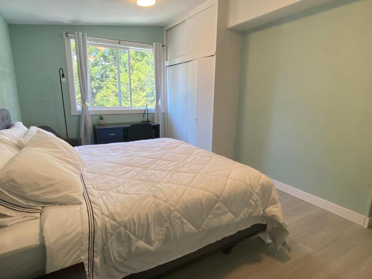 Hudson Homes Bnb Saanich Екстериор снимка