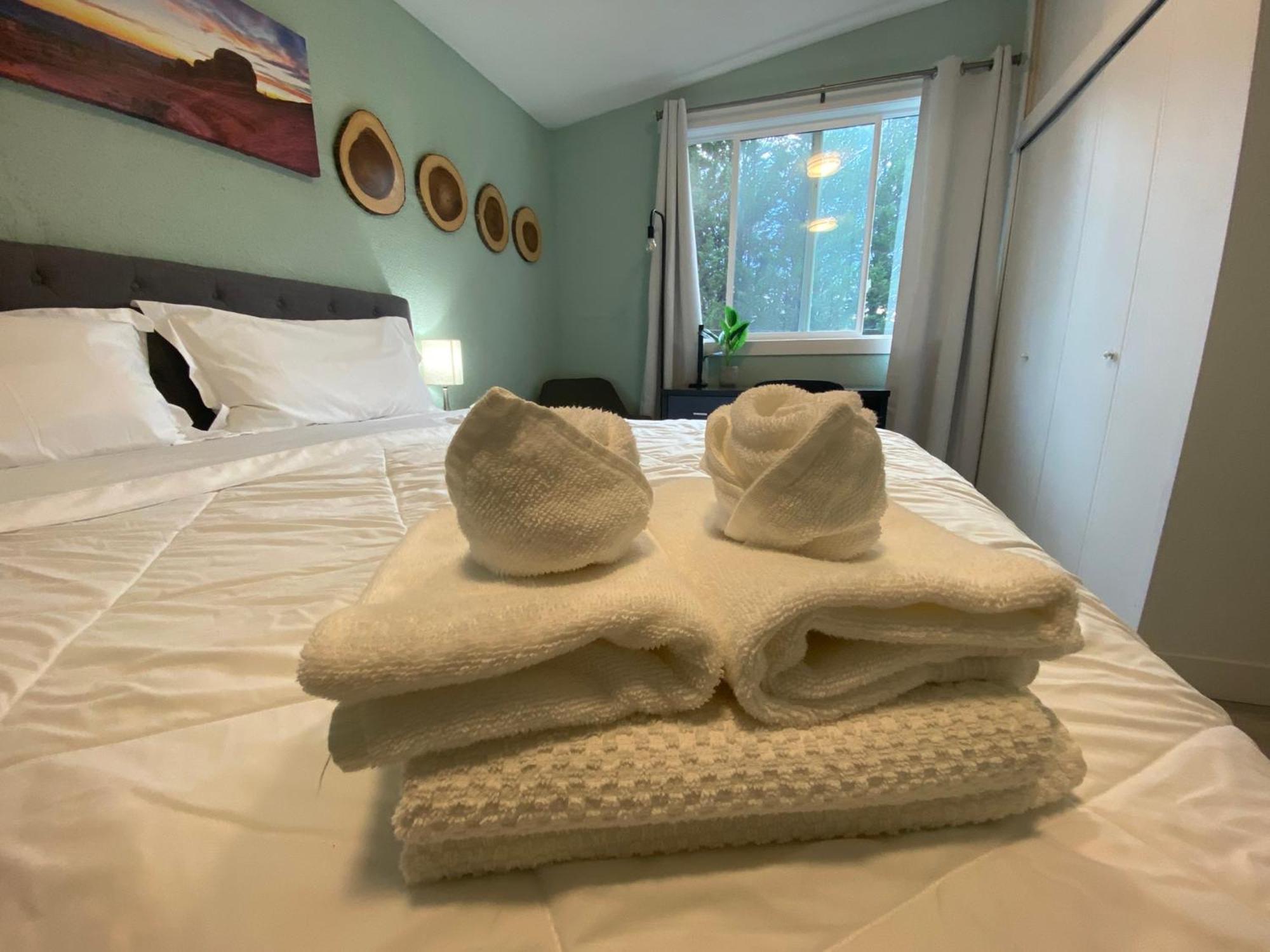 Hudson Homes Bnb Saanich Екстериор снимка